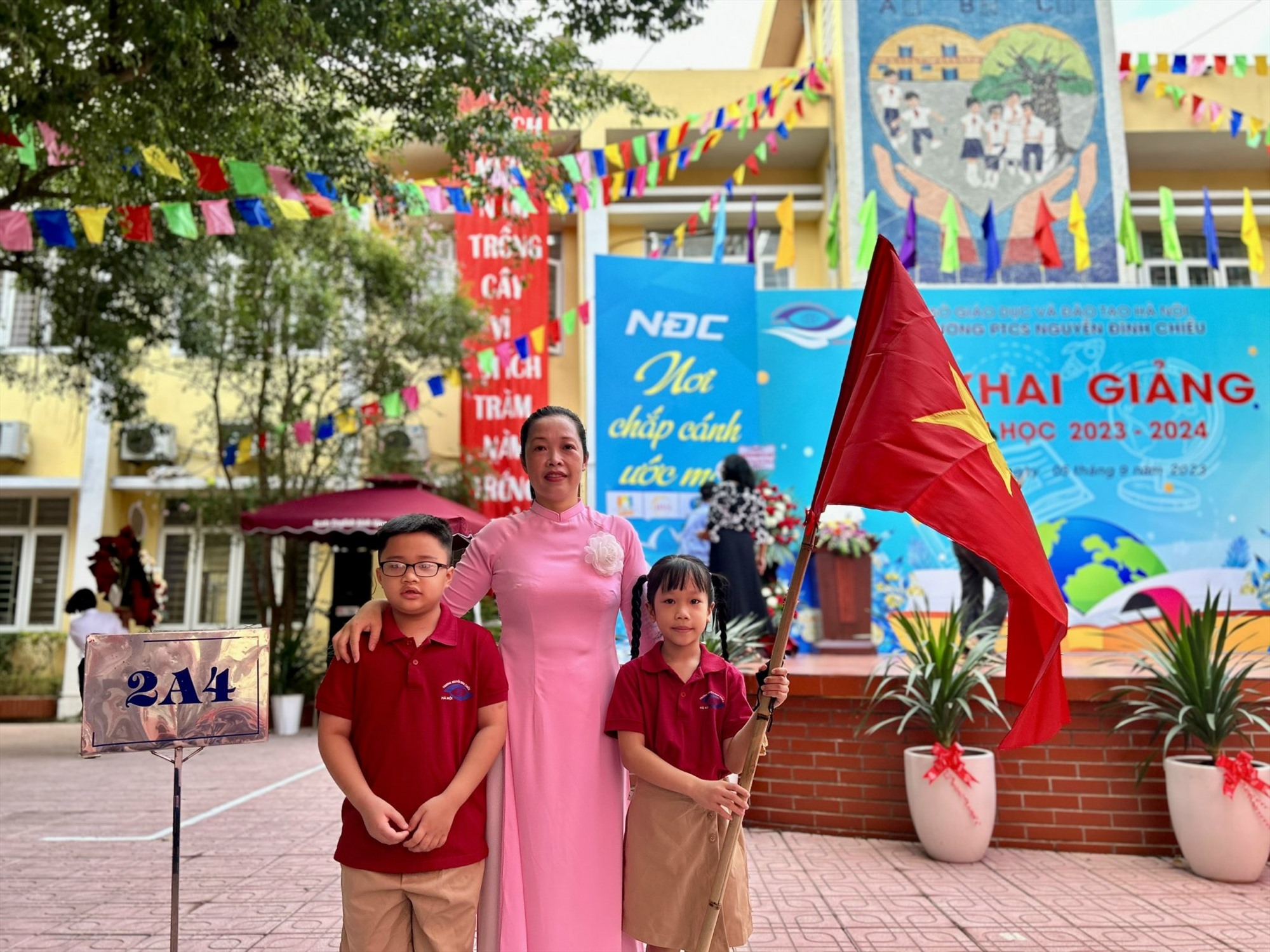 Tại Trường PTCS Nguyễn Đình Chiểu (Hai Bà Trưng, Hà Nội), nhiều học sinh đến trường rất sớm, đợi tiếng trống khai trường năm học mới 2023-2024.