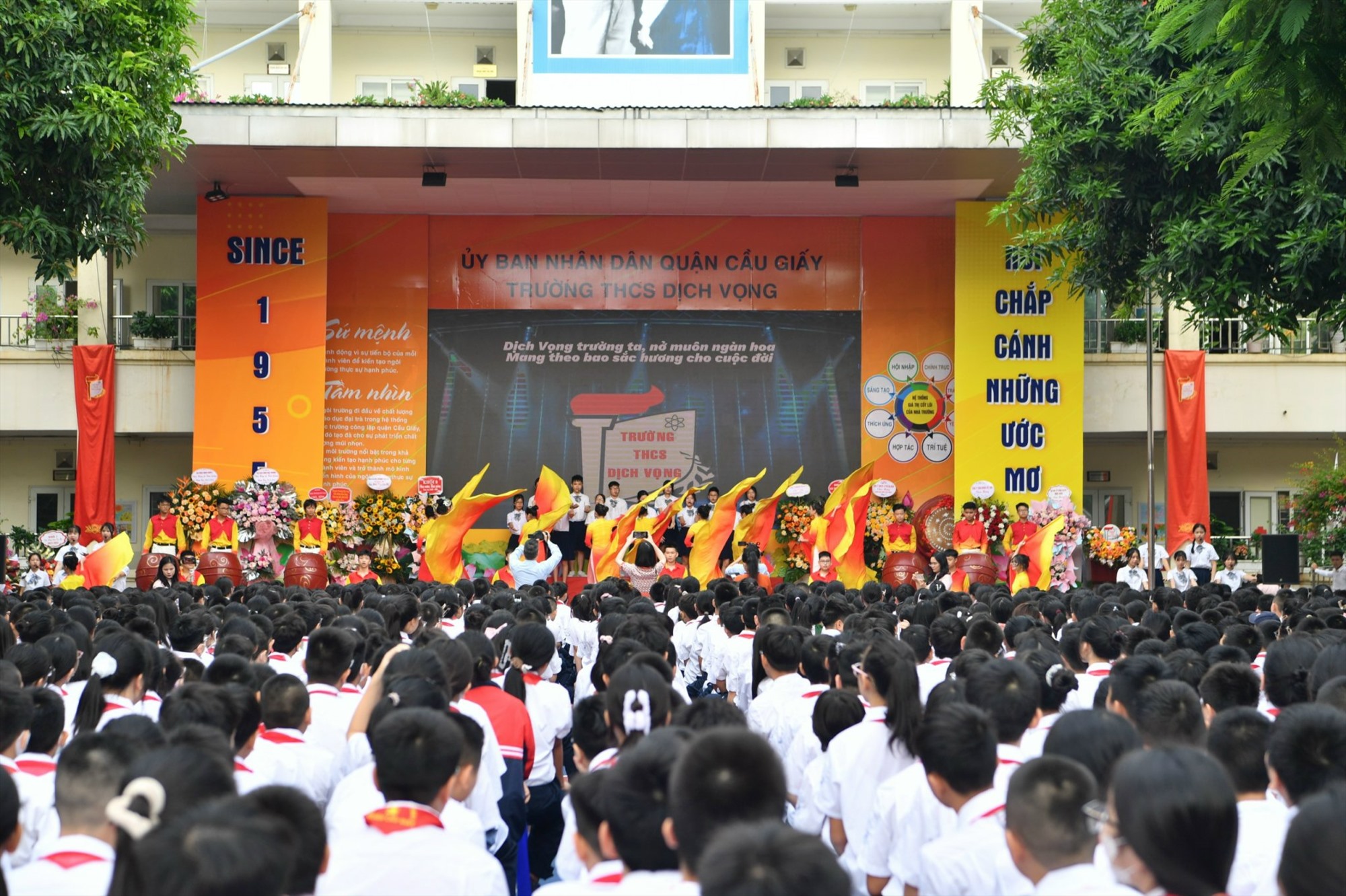 Lễ khai giảng của 2500 học sinh và thày cô trường THCS Dịch Vọng (Cầu Giấy). Ảnh: Hải Nguyễn