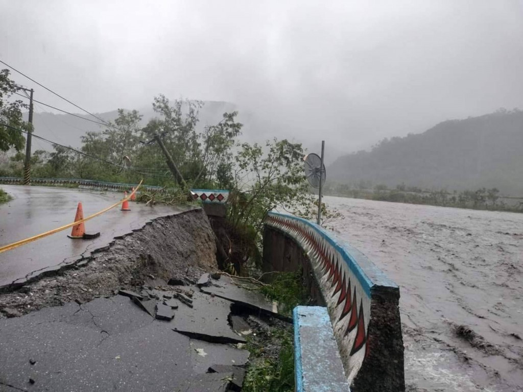 Đường sá bị hư hại sau khi bão Haikui đổ bộ Đài Loan ngày 4.9.2023. Ảnh: CNA