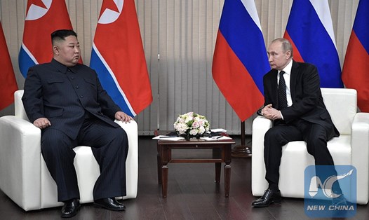 Tổng thống Nga Vladimir Putin (phải) và nhà lãnh đạo Triều Tiên Kim Jong-un tại Đại học Liên bang Viễn Đông ở Vladivostokk, Nga, ngày 25.4.2019. Ảnh: Kremlin/Xinhua
