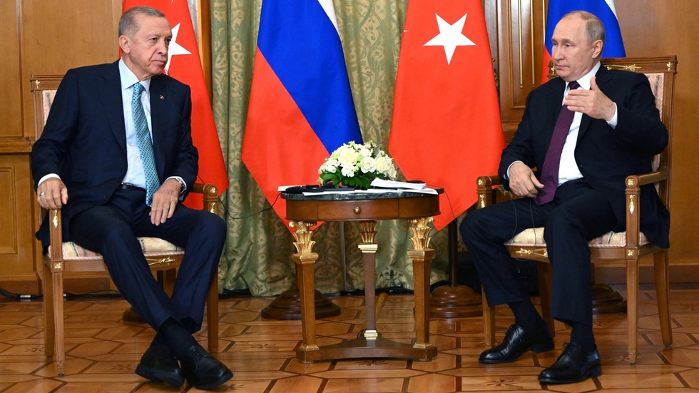 Tổng thống Nga Vladimir Putin (phải) và Tổng thống Thổ Nhĩ Kỳ Recep Tayyip Erdogan ở Sochi, Nga, ngày 4.9.2023. Ảnh: Sputnik