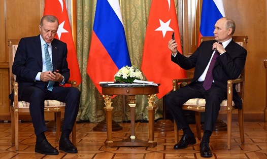 Tổng thống Nga Vladimir Putin (phải) và Tổng thống Thổ Nhĩ Kỳ Recep Tayyip Erdogan ở Sochi, Nga, ngày 4.9.2023. Ảnh: Sputnik