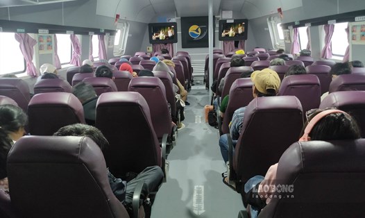 Hành khách đi trên chuyến tàu từ Phú Quốc về Rạch Giá vào sáng 5.9. Ảnh: Xuân Nhi