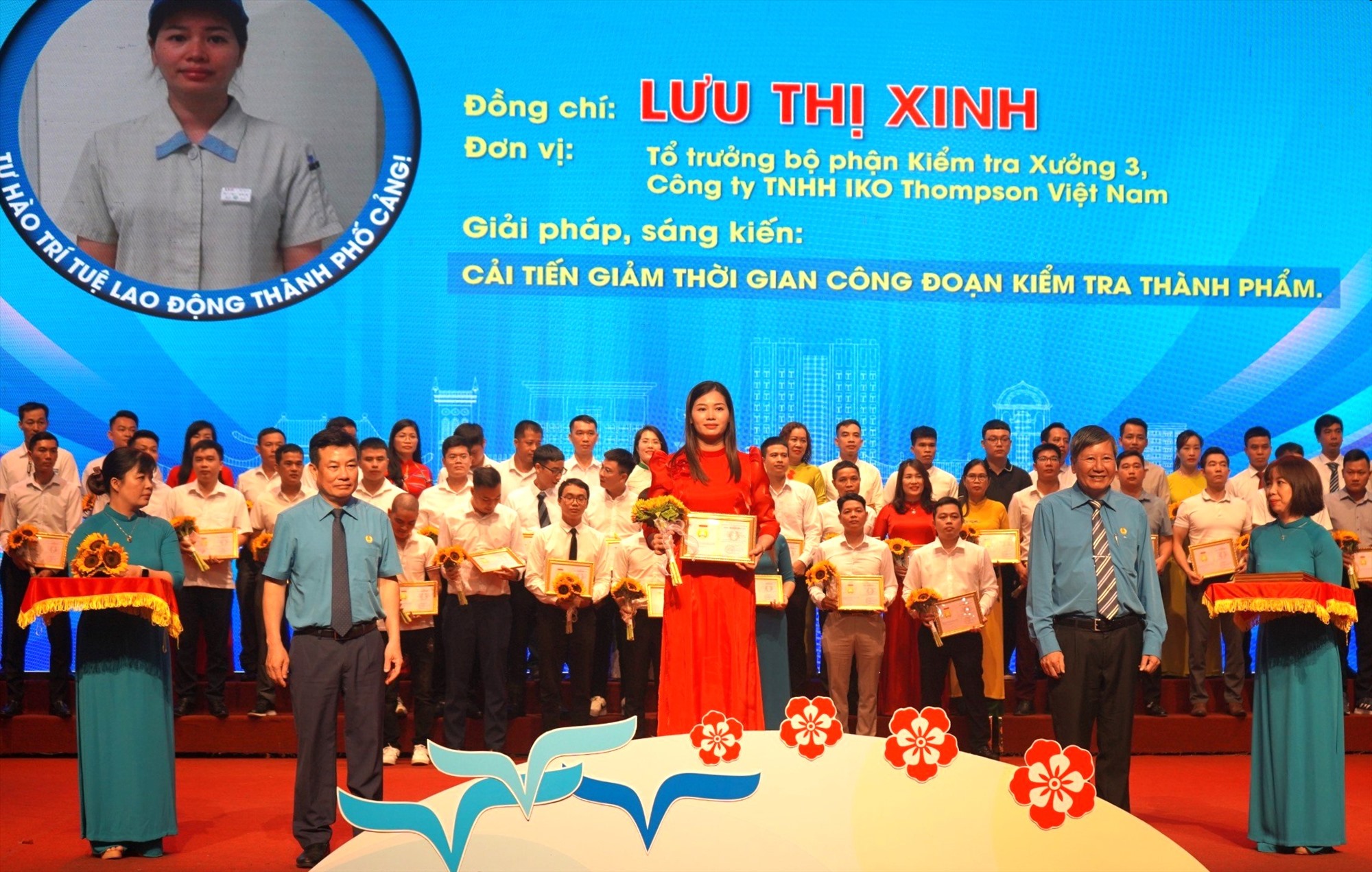 Chị Lưu Thị Xinh được Tổng Liên đoàn Lao động Việt Nam tặng Bằng Lao động sáng tạo năm 2022. Ảnh: Mai Dung