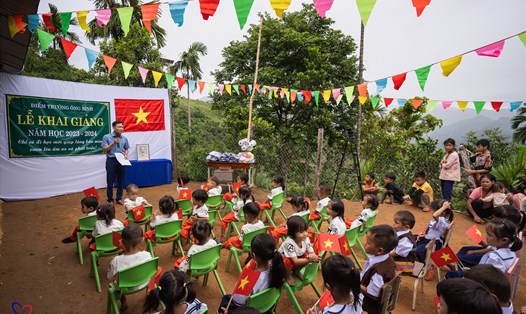 Học trò, thầy cô giáo ở điểm trường Ông Bình, dưới đỉnh Ngọc Linh, huyện Nam Trà My, Quảng Nam rất xúc động trước buổi lễ khai giảng tươm tất, trang trọng. Ảnh: Thùy Trang
