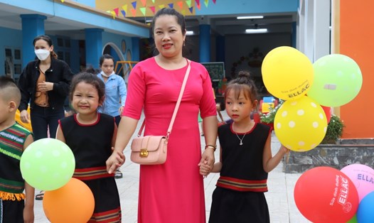 Lần đầu tiên các em nhỏ dân tộc Cơ Tu ở Đà Nẵng được khai giảng ở ngôi trường vừa mới được xây dựng. Ảnh: Nguyễn Linh