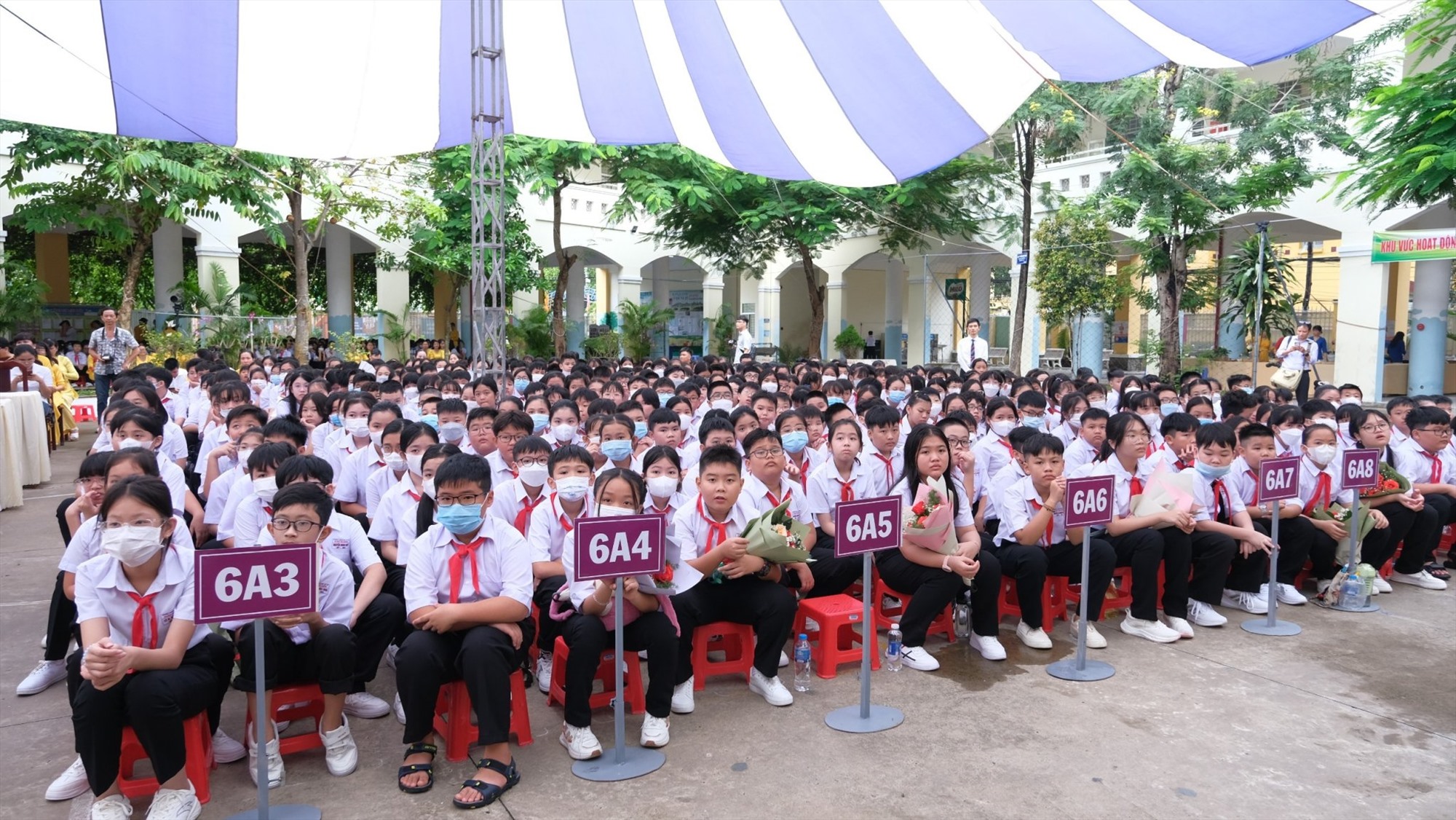 Các học sinh lớp 6 tại Trường THCS Đoàn Thị Điểm (quận Ninh Kiều, TP Cần Thơ) tham dự lễ khai giảng năm học mới. Ảnh: Phong Linh