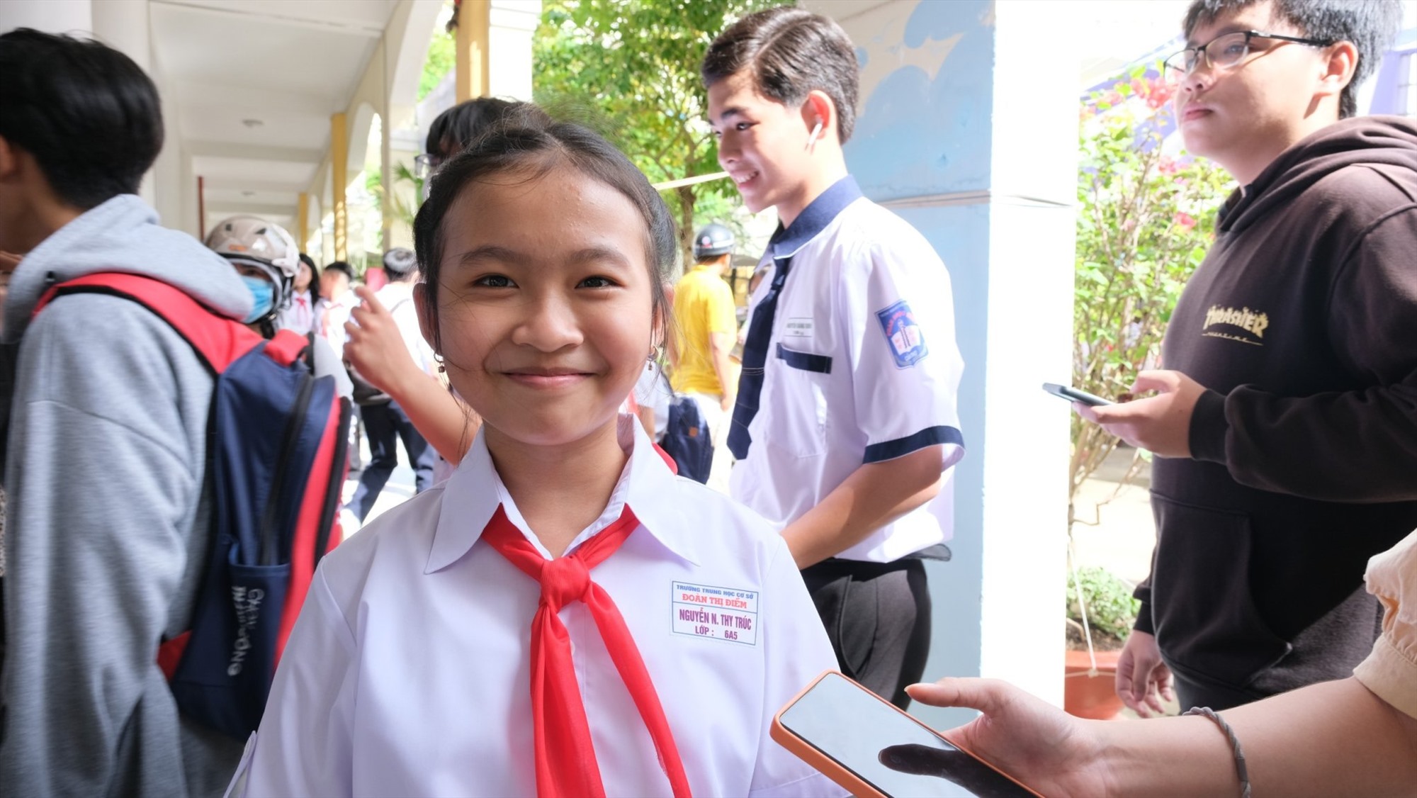 Bạn Nguyễn Ngọc Thy Trúc (học sinh lớp 6A5, Trường THCS Đoàn Thị Điểm) vui vẻ trong ngày khai giảng đầu tiên tại ngôi trường mới. Ảnh: Phong Linh