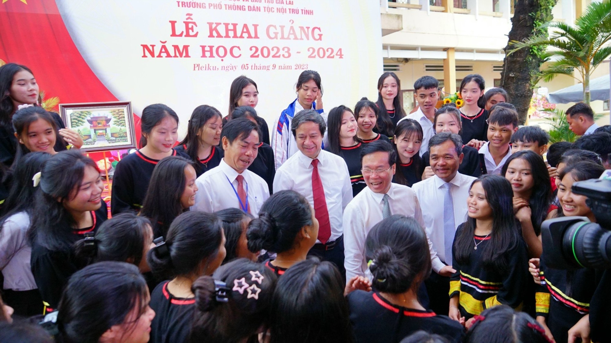 Chủ tịch nước Võ Văn Thưởng hỏi thăm, động viên các em học sinh Trường Dân tộc nội trú tỉnh Gia Lai. Ảnh: Nguyễn Giác 