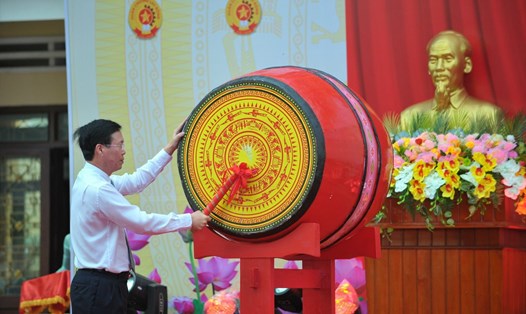 Chủ tịch nước Võ Văn Thưởng đánh trống lễ khai giảng mừng năm học mới. Ảnh: Nguyễn Giác
