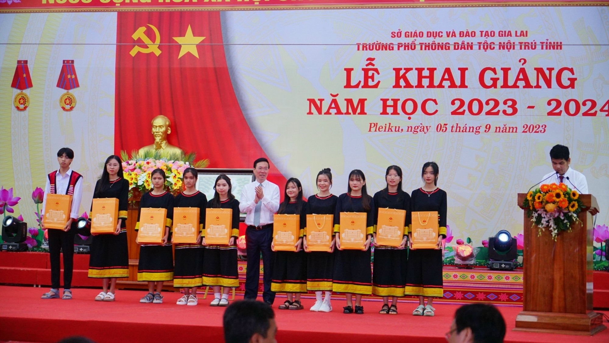 Chủ tịch nước Võ Văn Thưởng tặng học Bổng cho các học sinh xuất sắc. Ảnh: Nguyễn Giác 