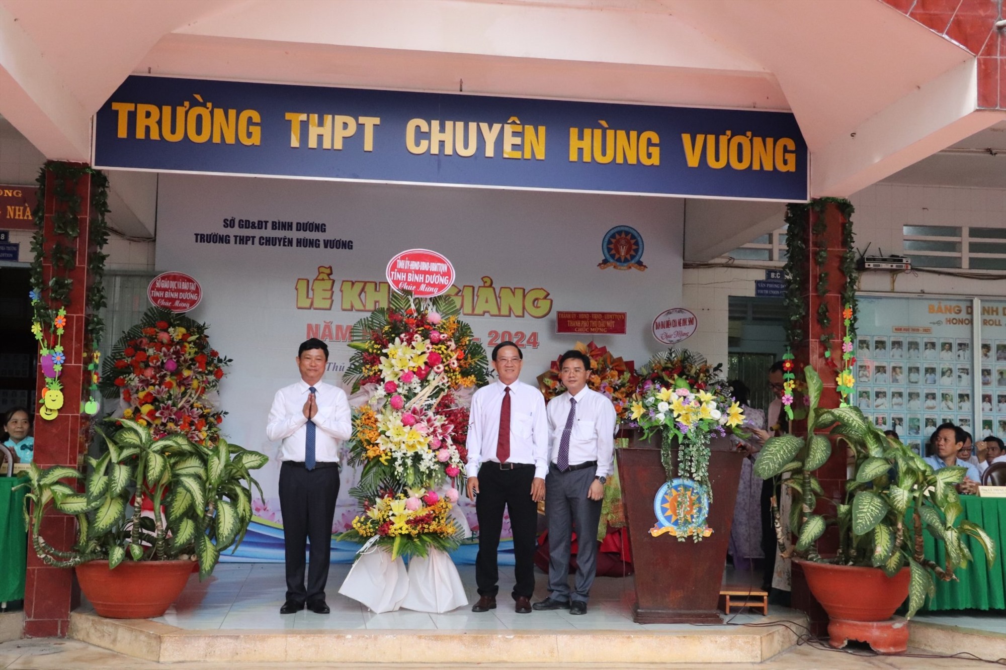 Ông Võ Văn Minh - Chủ tịch UBND tỉnh Bình Dương (bìa trái), dự lễ khai giảng và tặng hoa chúc mừng thầy giáo, cô giáo và học sinh Trường THPT Hùng Vương (TP Thủ Dầu Một, Bình Dương). Ảnh: Đình Trọng