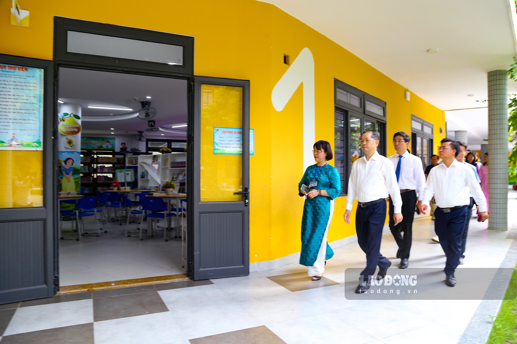   Sau buổi lễ, lãnh đạo Đà Nẵng cùng các thầy cô thăm các phòng chuyên môn, thư viện nhà trường. 