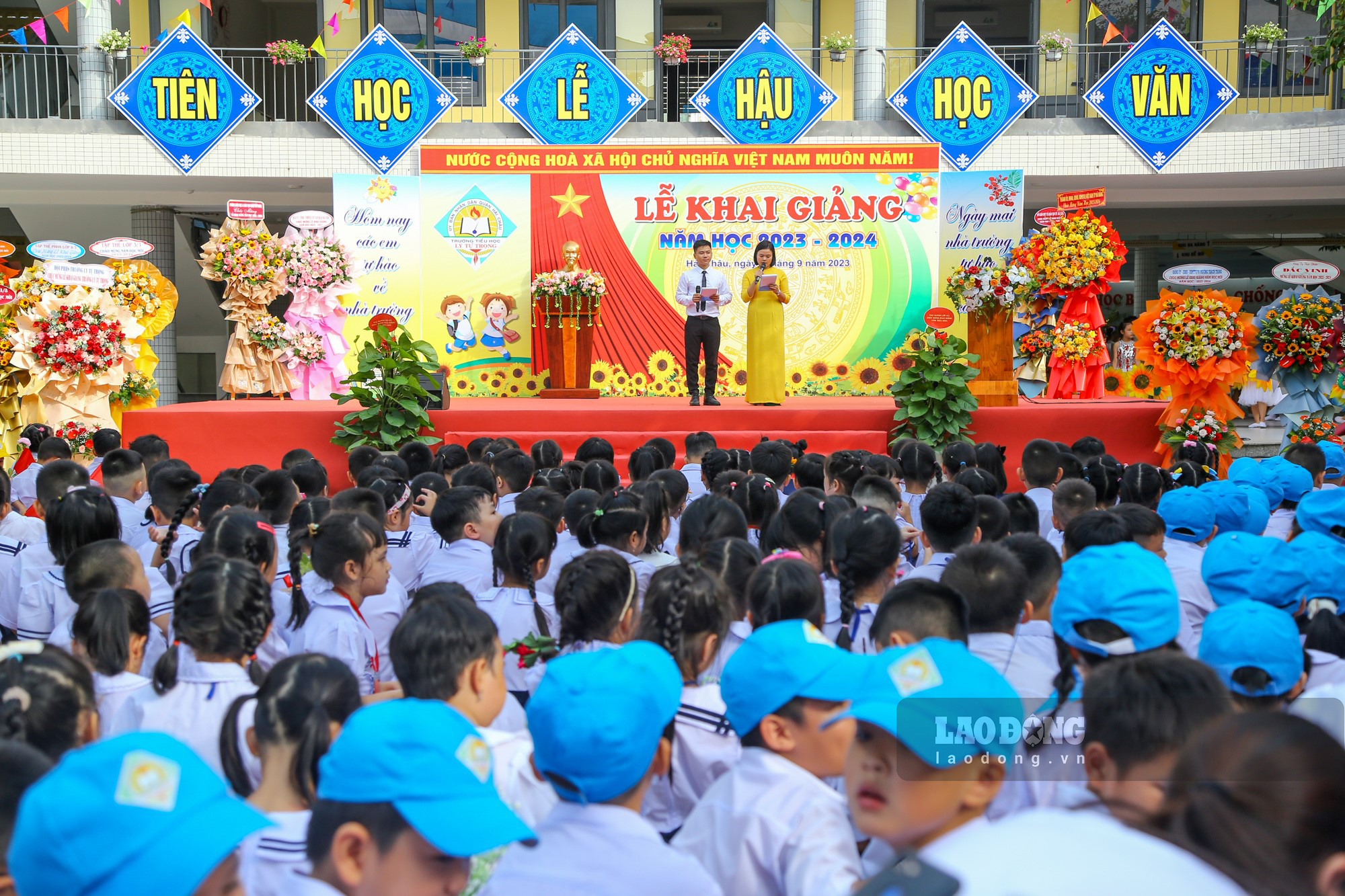Tại quận Hải Châu, trường Tiểu học Lý Tự Trọng tưng bừng tổ chức lễ khai giảng với sự tham dự của 1.200 em học sinh.