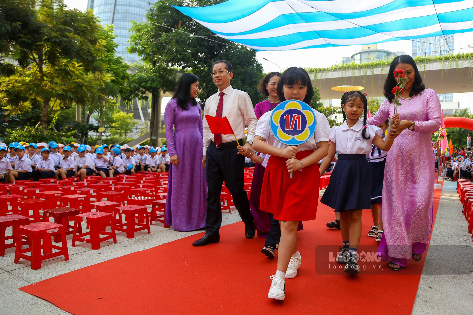 Mở đầu buổi lễ, lãnh đạo Đà Nẵng cùng các thầy cô của trường Tiểu học Lý Tự Trọng nắm tay dẫn hơn 240 em học sinh trong ngày đầu chính thức bước chân vào lớp 1.