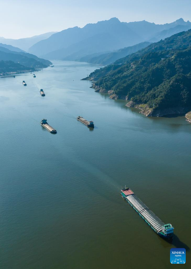 Tàu bè đi qua âu tàu 5 tầng của đập Tam Hiệp ở Nghi Xương, Hồ Bắc, Trung Quốc, ngày 4.9.2023. Ảnh: Xinhua
