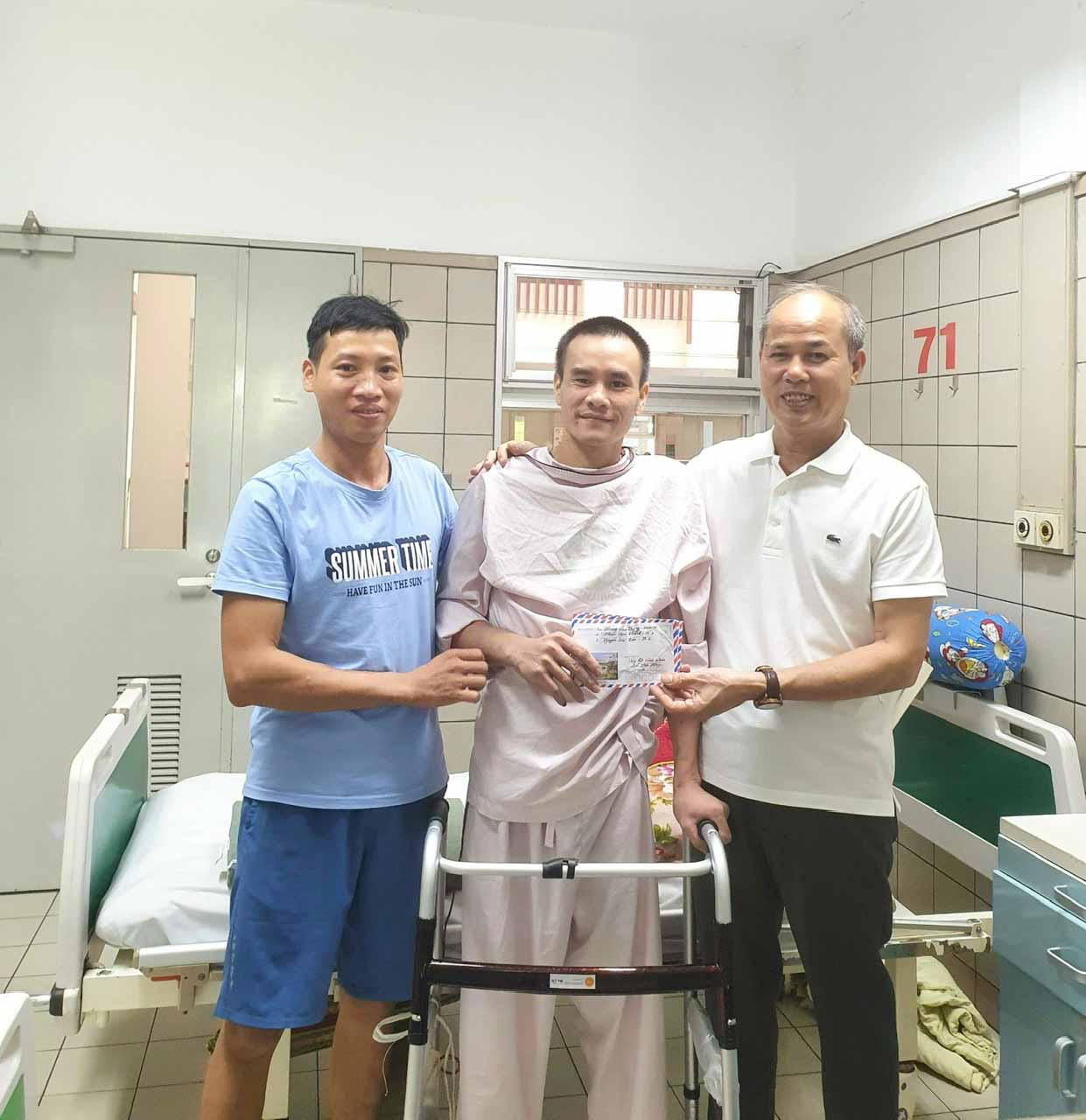 Đại diện Phân xưởng Khai thác 10 trao tiền ủng hộ của CBCNV đơn vị cho gia đình anh Đỗ Văn Hiệp tại Bệnh viện Đa khoa Quảng Ninh. Ảnh: Quỳnh Chi.  
