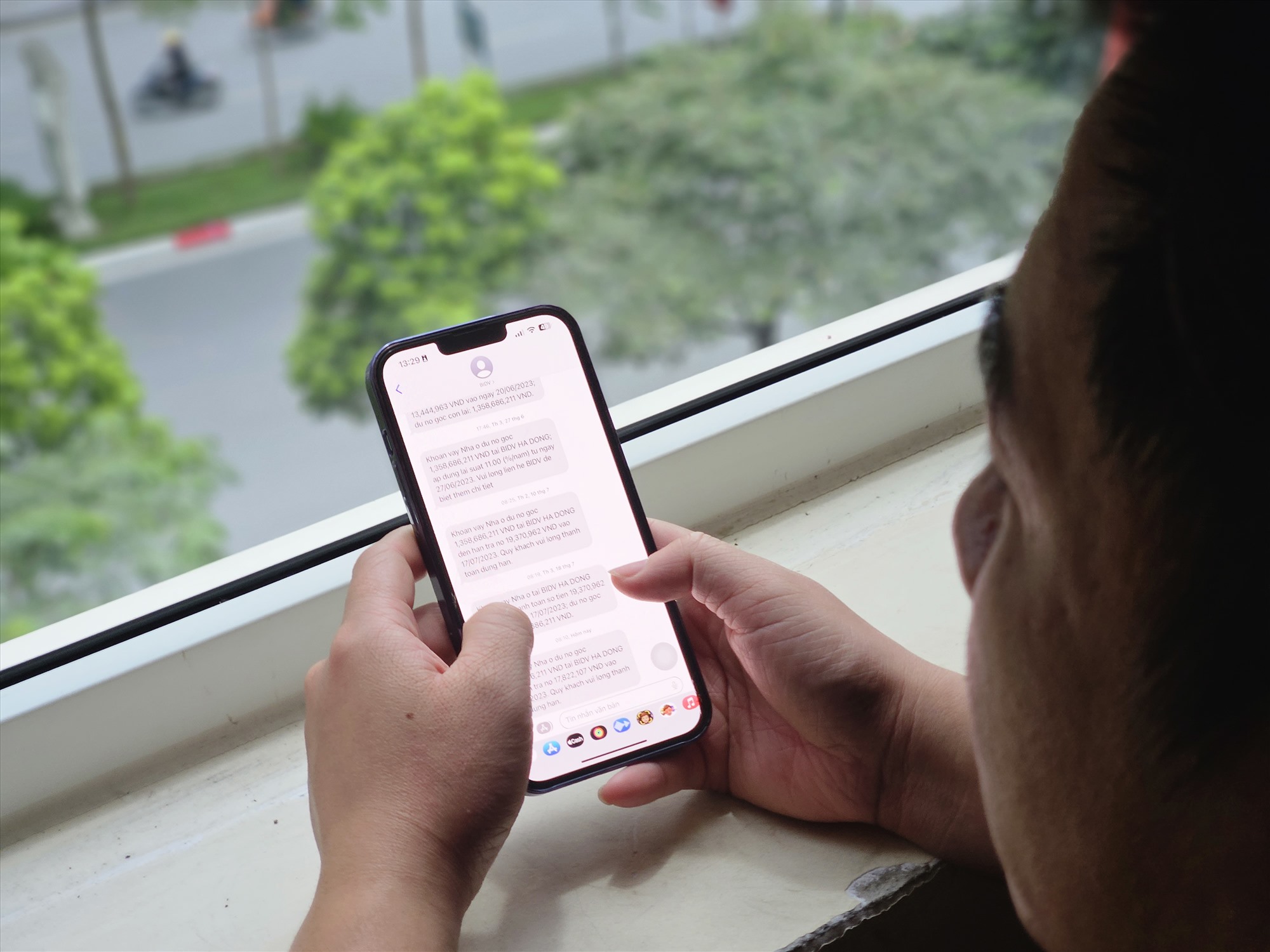 Người dân phấn khởi với mức lãi suất 6% khi vay ngân hàng này trả ngân hàng khác