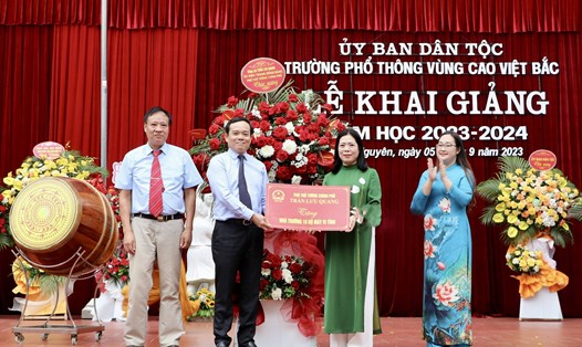 Nhân dịp khai giảng năm học 2023-2025, Phó Thủ tướng Chính phủ Trần Lưu Quang tặng 10 bộ máy tính cho Trường Phổ thông Vùng cao Việt Bắc. Ảnh: Huyền Trần