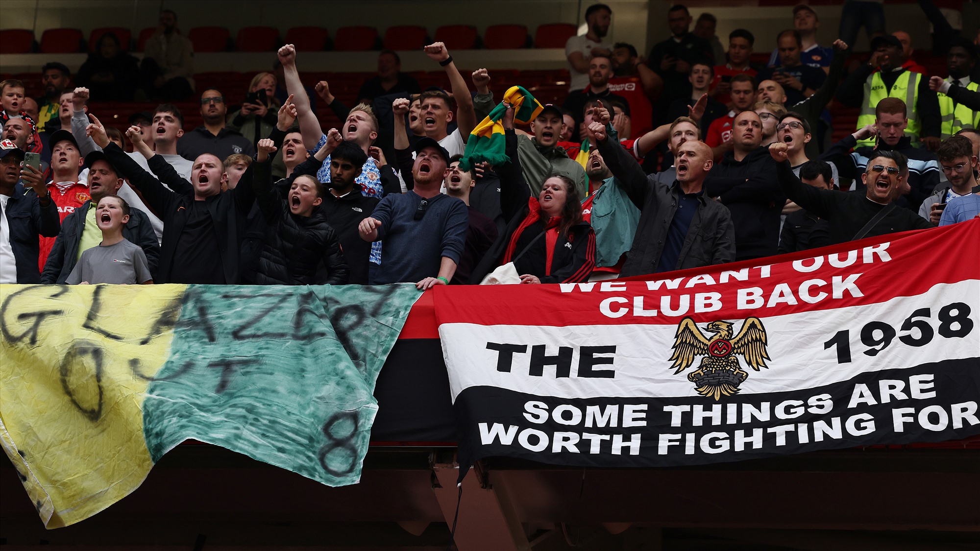 Man United đang "vặn nhỏ" âm thanh "Glazers Out" trên khán đài Old Trafford