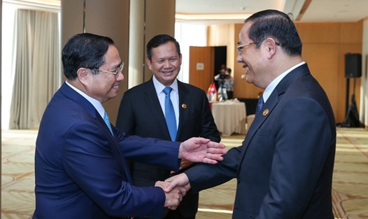 Thủ tướng Chính phủ Phạm Minh Chính cùng Thủ tướng Lào Sonexay Siphandone (phải) và Thủ tướng Campuchia Hun Manet (giữa). Ảnh: VGP