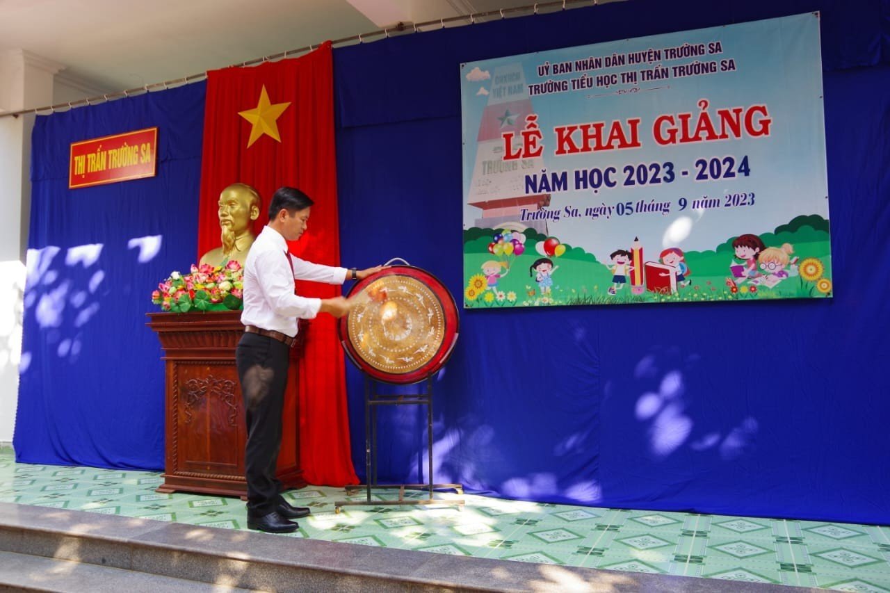 Ông Trần Quang Phú - Chủ tịch UBND thị trấn Trường Sa đánh trống khai giảng năm học mới. Ảnh: Hữu Long 