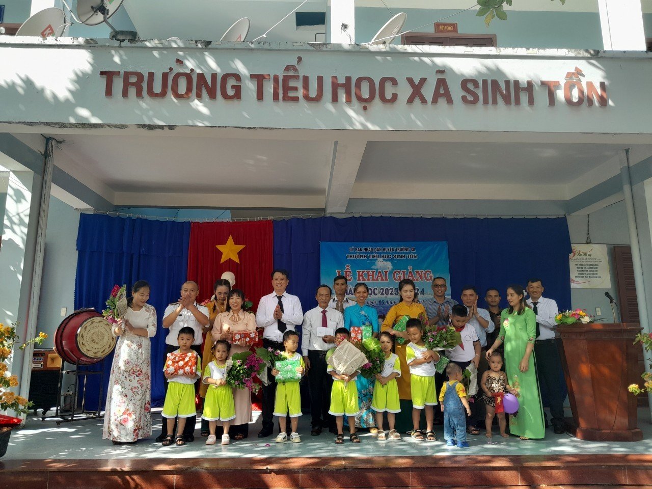  Đại diện chính quyền và các lực lượng trên đảo Sinh Tồn tặng quà cho thầy và trò của nhà trường. Ảnh: Nguyễn Ninh 