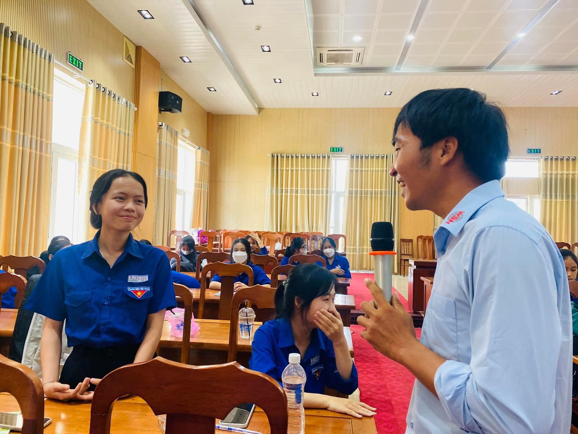 Phạm Hùng Cường chia sẻ kinh nghiệm khởi nghiệp, phát triển nông nghiệp sạch với các em học sinh. Ảnh: Ngọc Viên