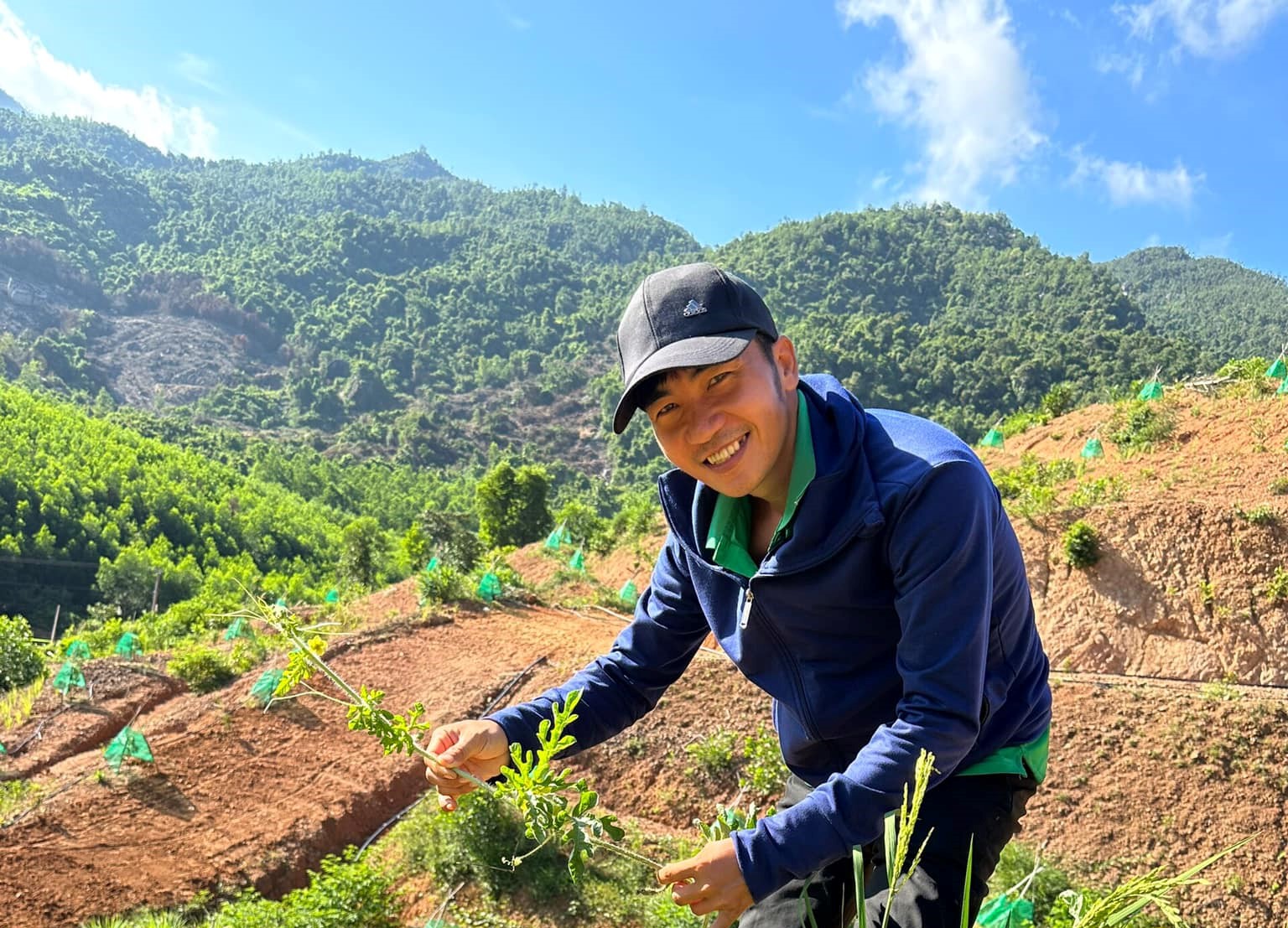 Phạm Hùng Cường ở Quảng Ngãi đã thành công với mô hình trồng măng tây, dưa hấu, nuôi thỏ theo hướng nông nghiệp sạch. Ảnh: Ngọc Viên