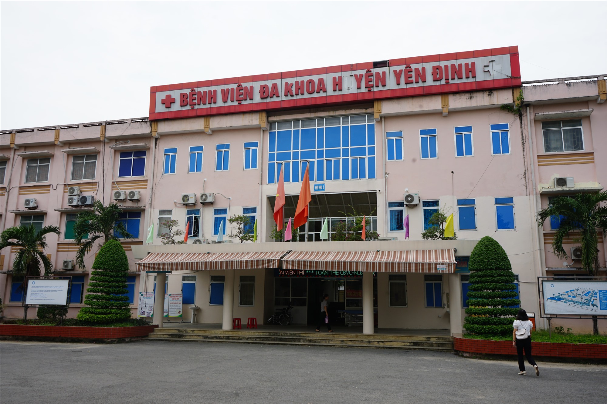 Các học sinh bị thương sau vụ nổ bóng bay đang được điều trị tại Bệnh viên Đa khoa huyện Yên Định. Ảnh: Quách Du