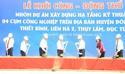 Các đại biểu thực hiện nghi thức động thổ 4 cụm công nghiệp. Ảnh: Vương Vân/HNP