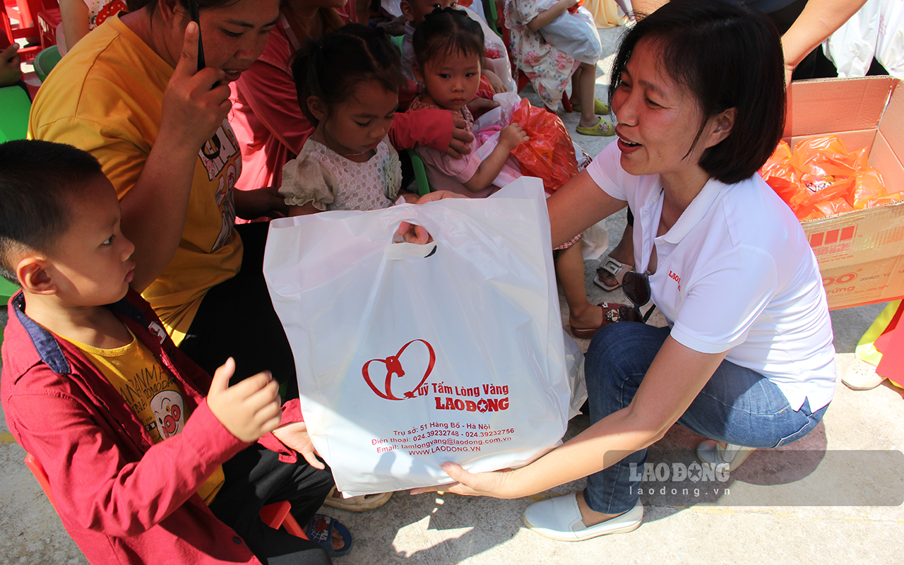 Bà Phan Thu Thuỷ - Phó Tổng Biên tập Báo Lao Động, Phó Giám đốc Quỹ Xã hội từ thiện Tấm Lòng Vàng tặng quà cho các em nhỏ tại điểm trường.