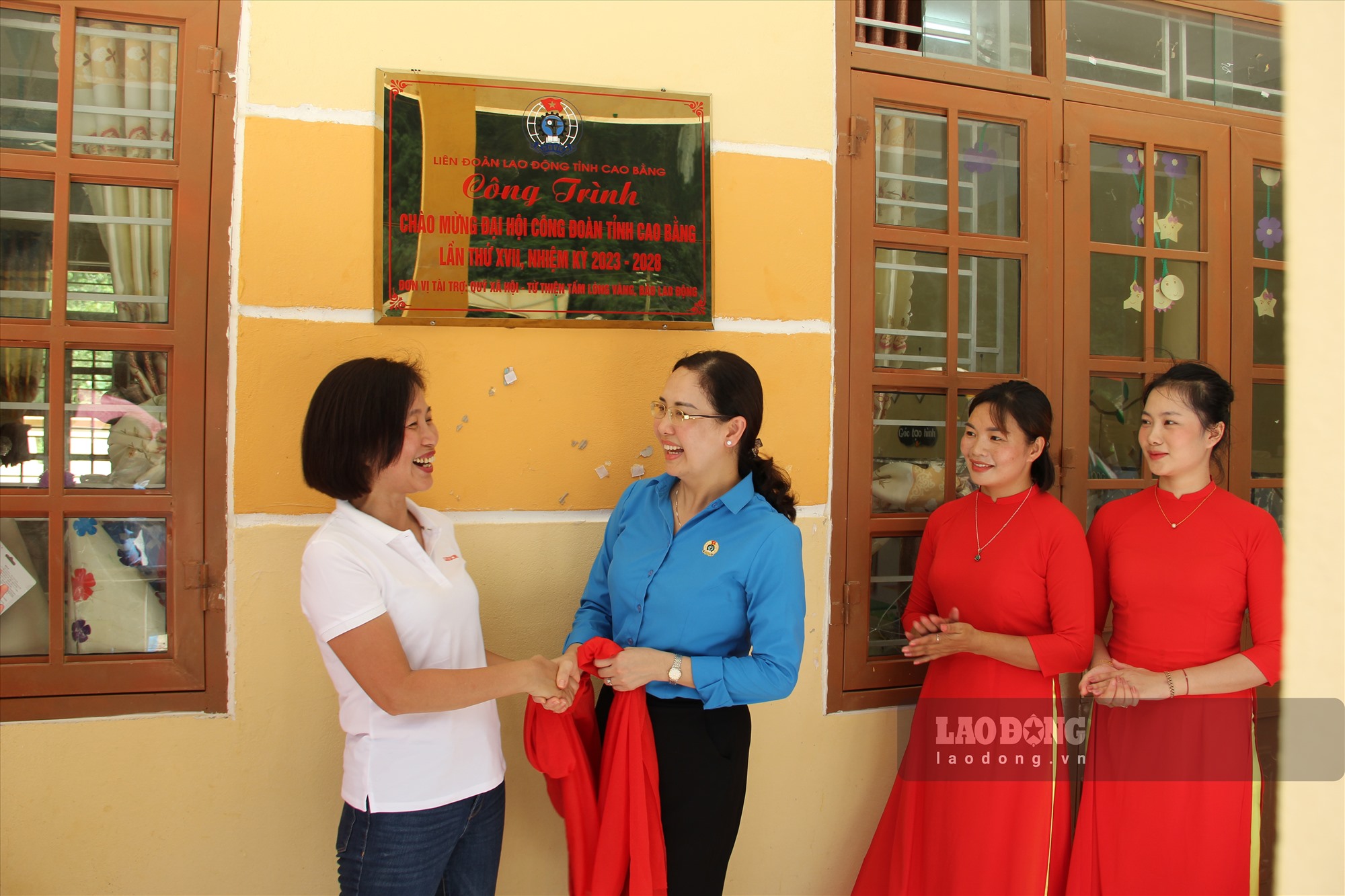 Bà Phan Thu Thuỷ - Phó Tổng Biên tập Báo Lao Động, Phó Giám đốc Quỹ Xã hội từ thiện Tấm Lòng Vàng tặng quà cho các em nhỏ tại điểm trường. 