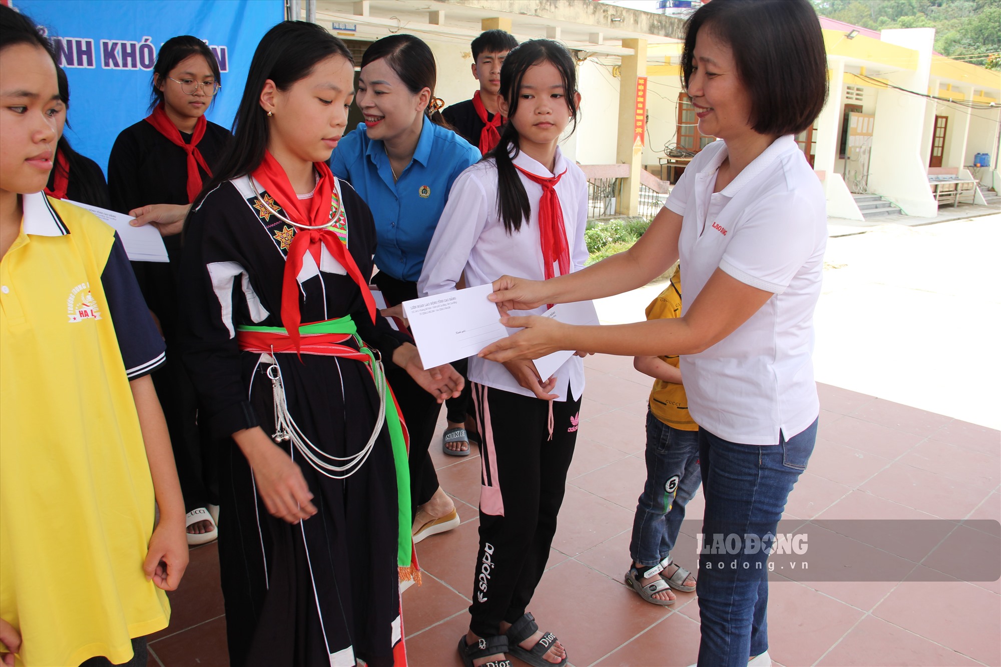 Phó Tổng biên tập Báo Lao Động trao những suất học bổng cho các học sinh.