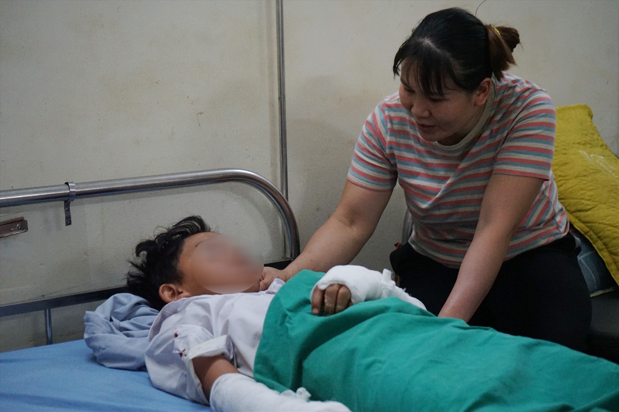 Cũng theo ghi nhận của Lao Động, sau khi nhập viện điều trị, những vết bỏng của các học sinh gặp nạn đã được các bác sĩ xử lý, băng bó lại. Ảnh: Quách Du