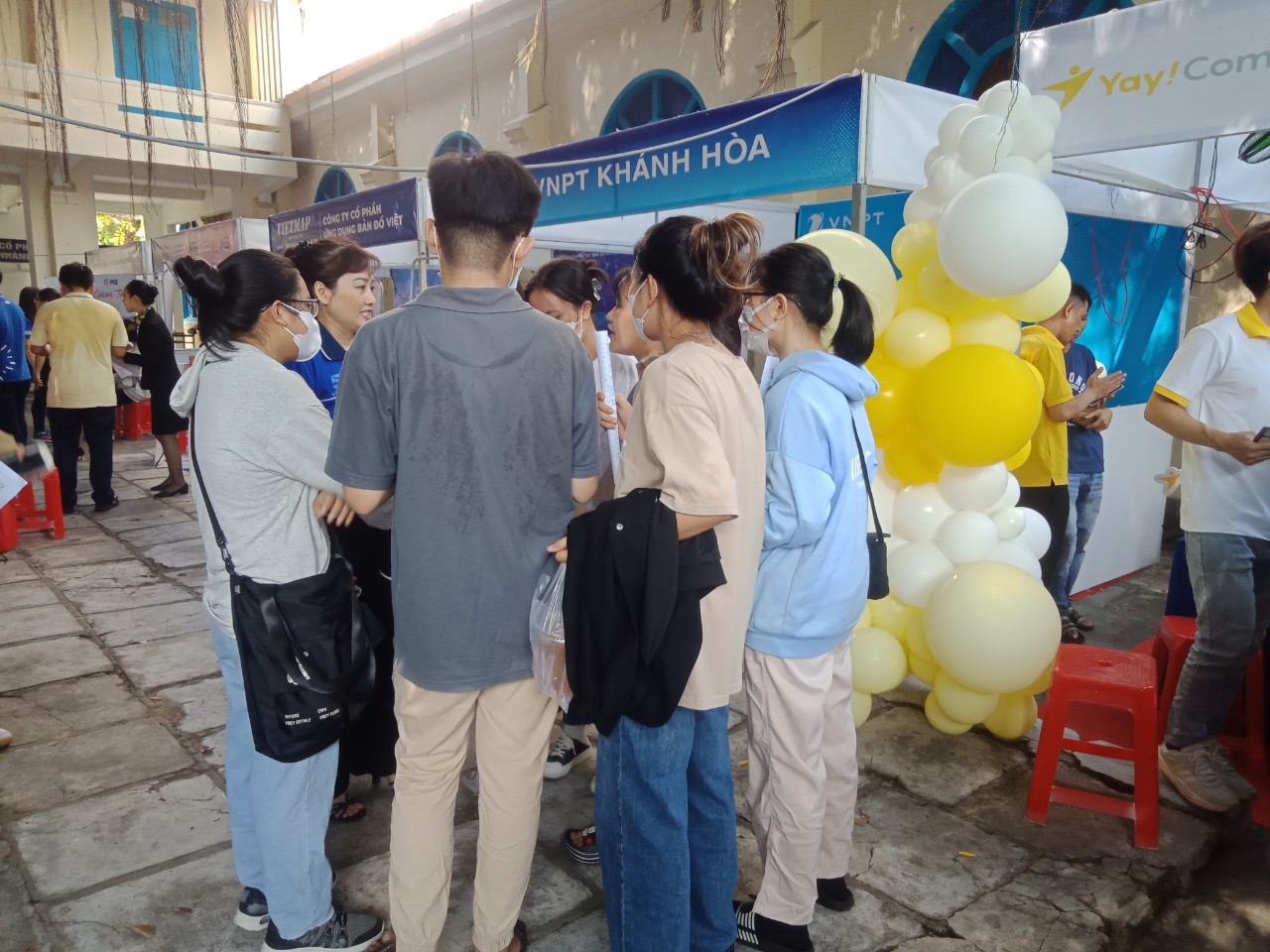 Nhiều cơ hội việc làm được mở ra cho sinh viên tại Khánh Hòa thông quan phiên chợ việc làm. Ảnh: Hữu Long