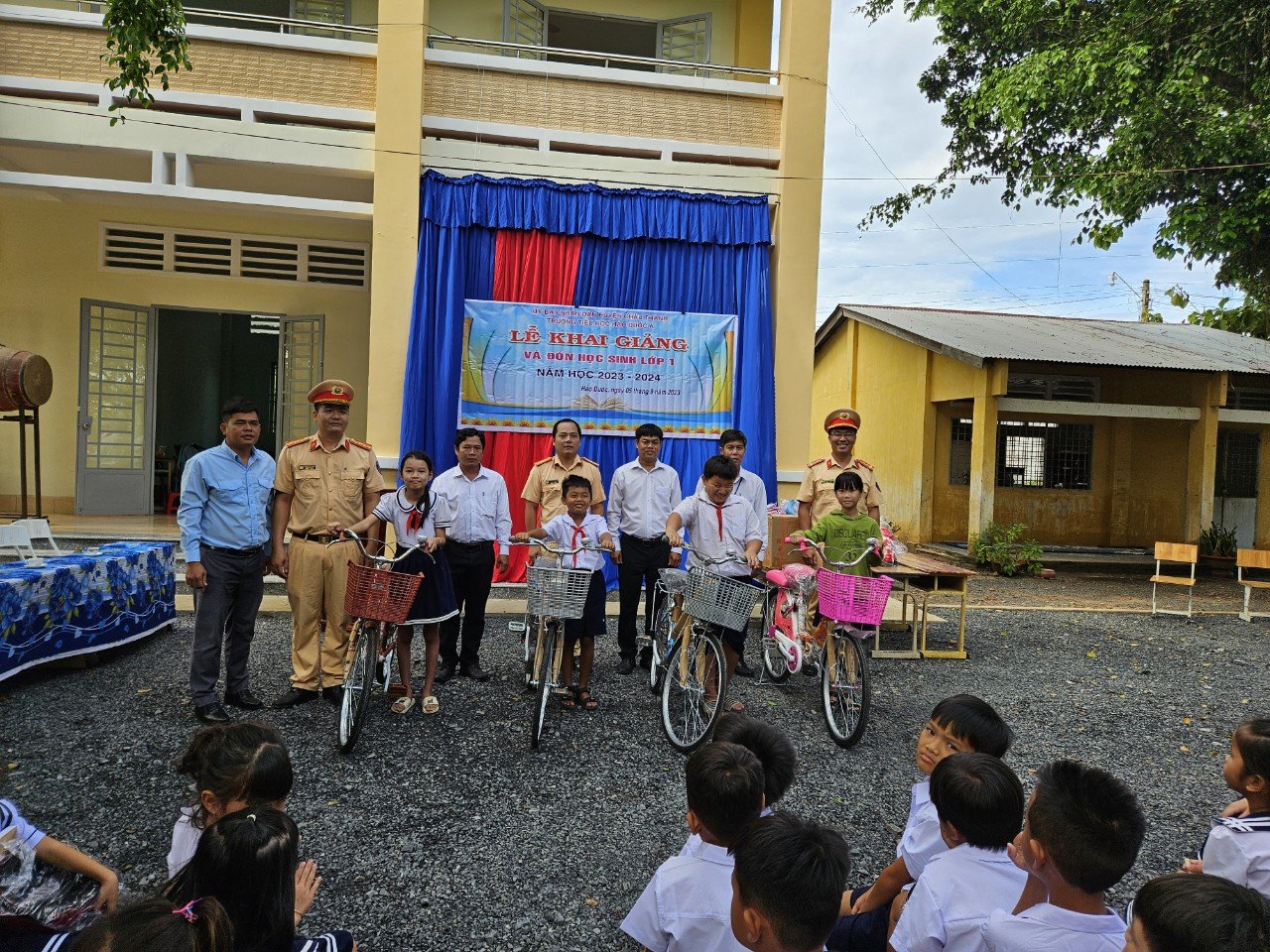 Các bé được tặng xe đạp trong ngày khai giảng. Ảnh: Cục CSGT