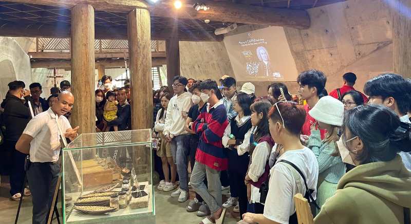 Du khách tham quan Bảo tàng Thế giới Cà phê ở Đắk Lắk. Ảnh: Kim Bảo.

