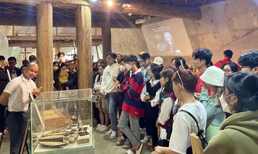 Du khách tham quan Bảo tàng Thế giới Cà phê ở Đắk Lắk. Ảnh: Kim Bảo.