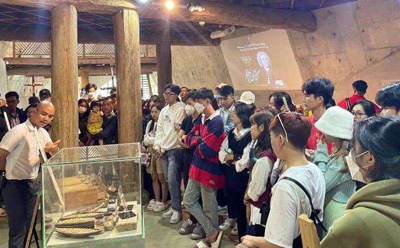 Du khách tham quan Bảo tàng Thế giới Cà phê ở Đắk Lắk. Ảnh: Kim Bảo.