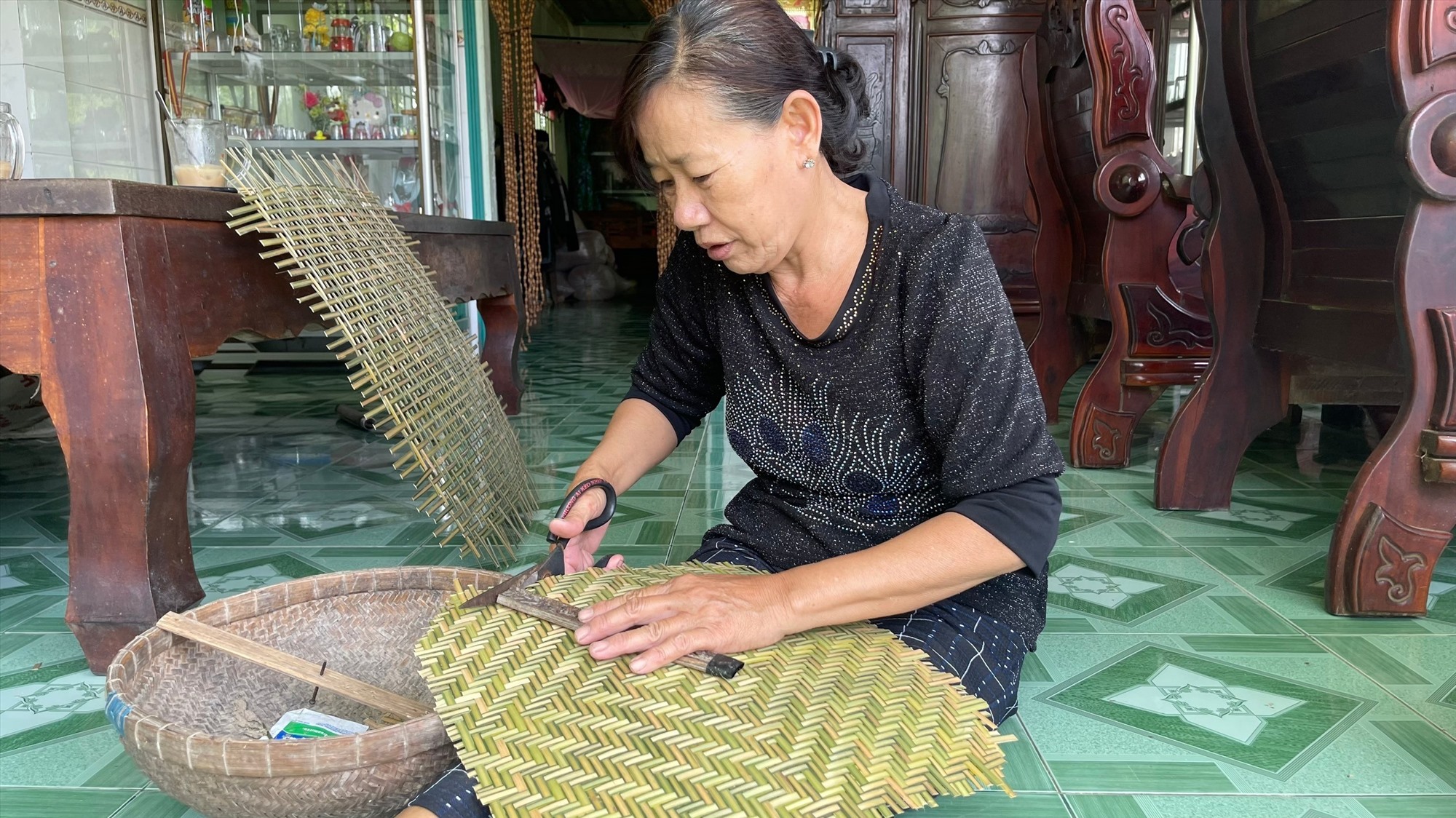 Bà Nguyễn Thị Út (X. Nguyễn Phích, H. U Minh, T. Cà Mau) đang chăm chút tỉ mỉ để cho ra những sản phẩm đẹp bán cho bà con. Ảnh: Hoàng Châu