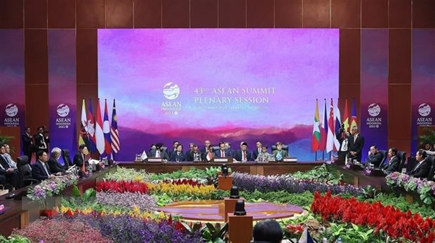 Thủ tướng Phạm Minh Chính thông báo Việt Nam sẽ đăng cai tổ chức Diễn đàn Tương lai ASEAN về phát triển nhanh, bền vững, lấy người dân làm trung tâm trong phát biểu tại phiên toàn thể Hội nghị Cấp cao ASEAN lần thứ 43. Ảnh: TTXVN