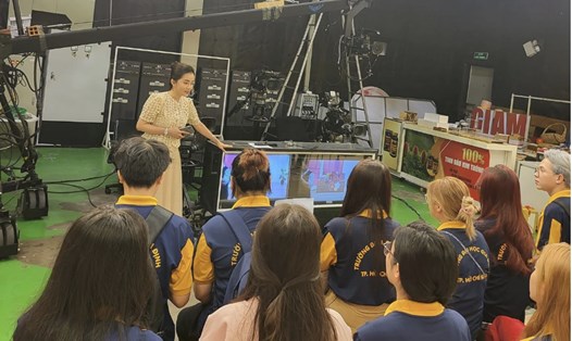 Sinh viên ngành Truyền thông đa phương tiện - Trường Đại học Gia Định trong một buổi học tập thực tế tại doanh nghiệp. Ảnh: NTCC