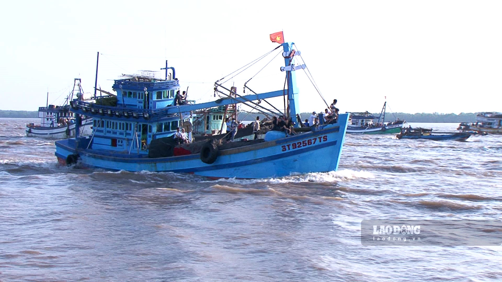 Cờ Tổ quốc ra khơi cùng tàu cá Sóc Trăng. Ảnh: Phương Anh