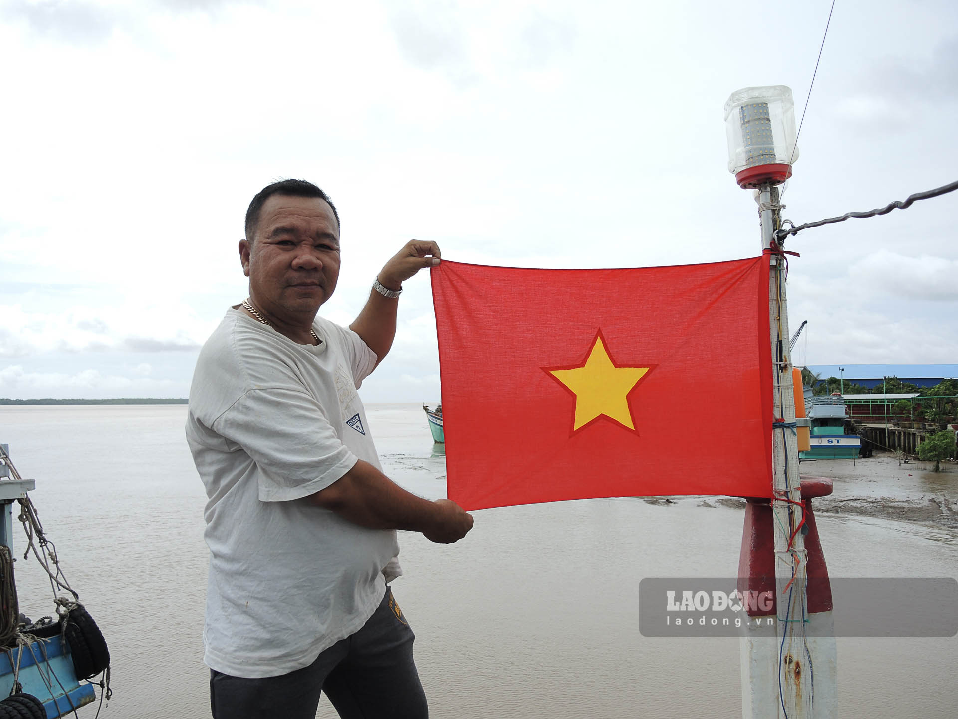 Mỗi chuyến ra khơi ngư dân Nguyễn Hoàng Tâm (Trần Đề, Sóc Trăng) đều thay mới cờ Tổ quốc. Ảnh: Phương Anh