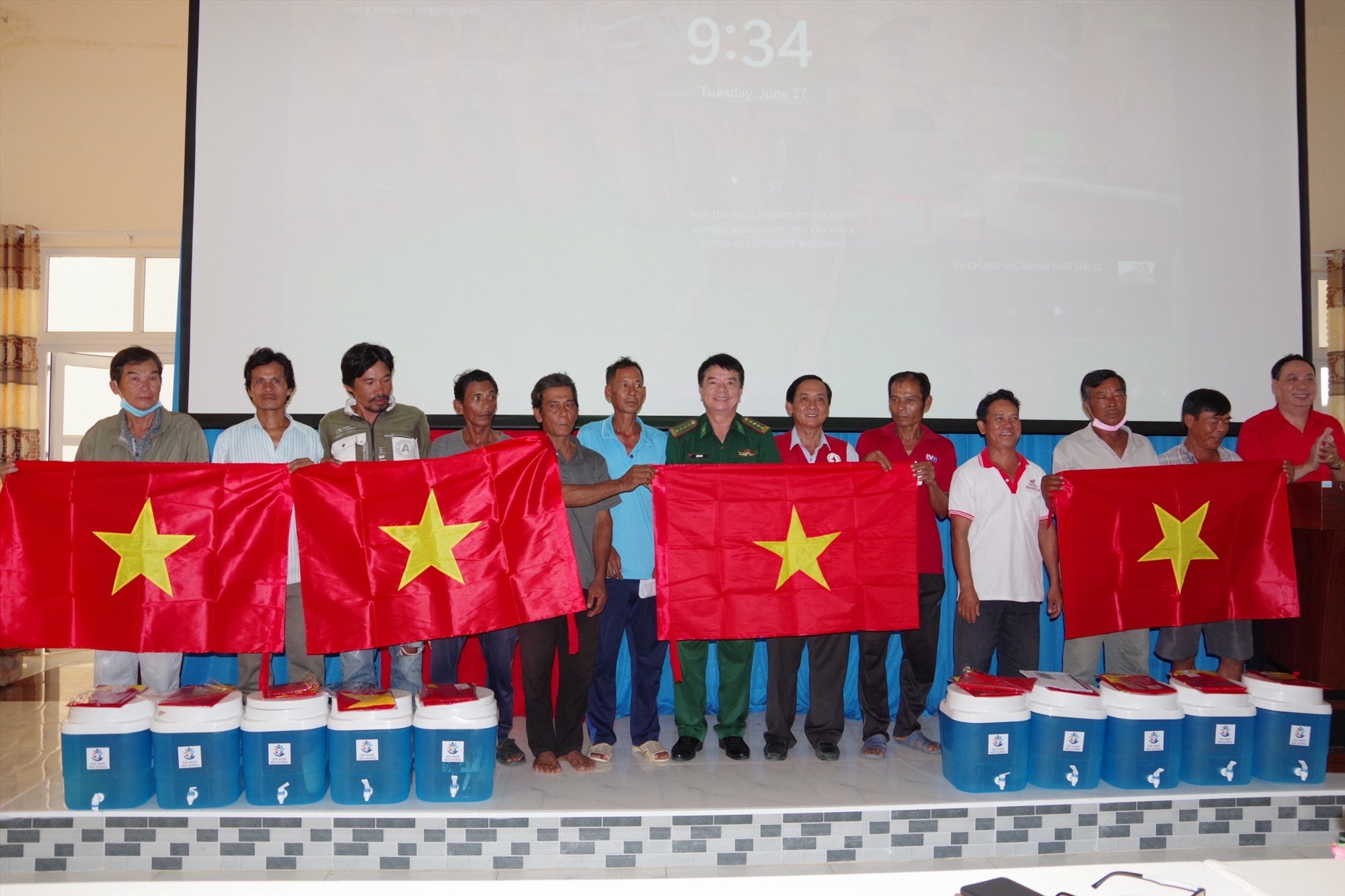 Bộ đội biên phòng tỉnh Sóc Trăng tặng cờ cho ngư dân. Ảnh: BĐBP Sóc Trăng
