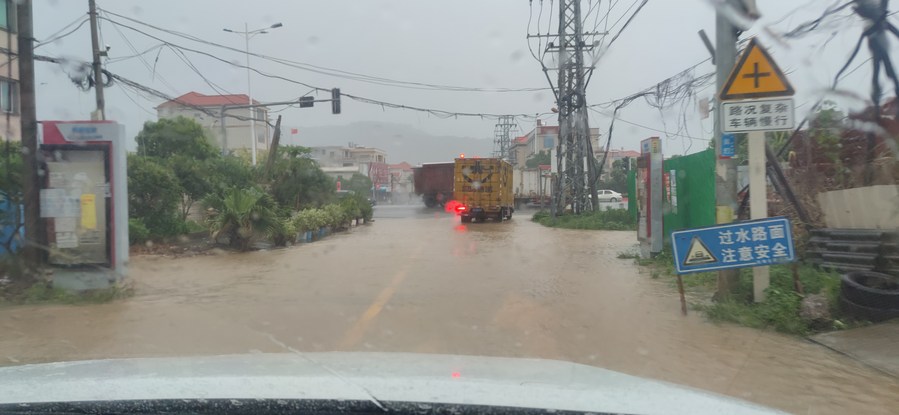 Một con đường ngập nước ở huyện Long Hải, Chương Châu, tỉnh Phúc Kiến Trung Quốc, ngày 4.9.2023. Ảnh: Xinhua
