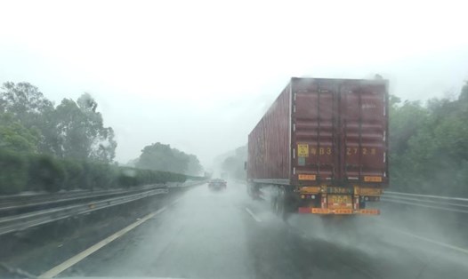 Mưa to gió lớn trên một đoạn đường cao tốc Thẩm Dương - Hải Khẩu ở Chương Châu, tỉnh Phúc Kiến, Trung Quốc, ngày 4.9.2023. Ảnh: Xinhua