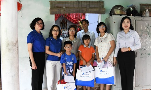 Gia đình anh Nguyễn Công Thưởng được các cấp công đoàn trao quà. Ảnh: Công đoàn VNPT.