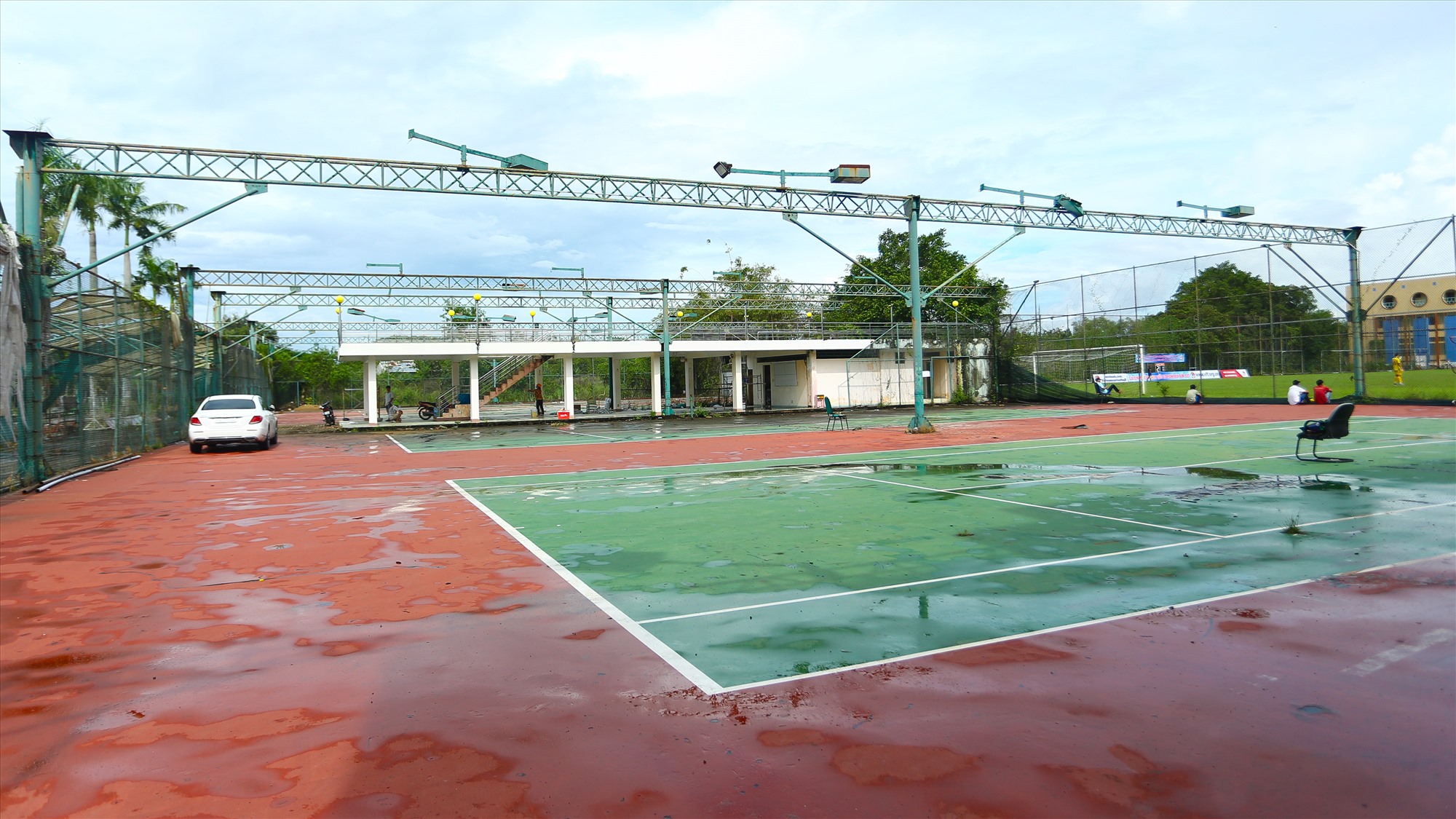 Sân tennis đọng nước và chỉ được sử dụng để làm khu vực để xe.